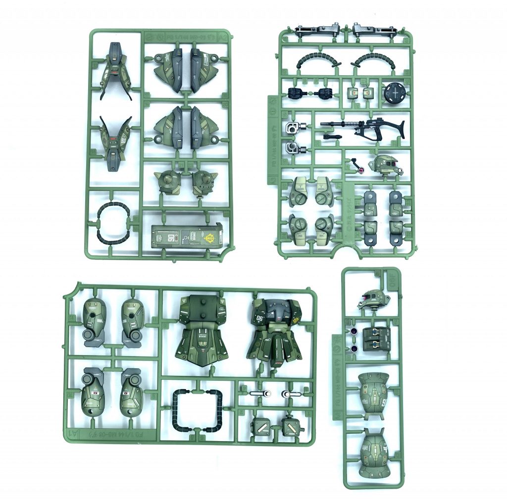 ちなみに前回作成したFGザク。工程は全く同じですが、ランナー部分は一切塗装しませんでした。今回は黒サフでメリハリ付けてます。