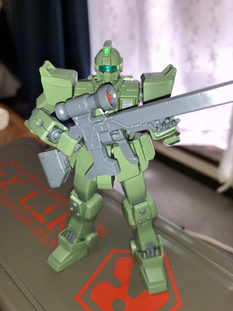 部分塗装の箇所は、シールで表現する箇所のメインカメラと胸部ダクトの緑色の部分、脛のグレー部分です。