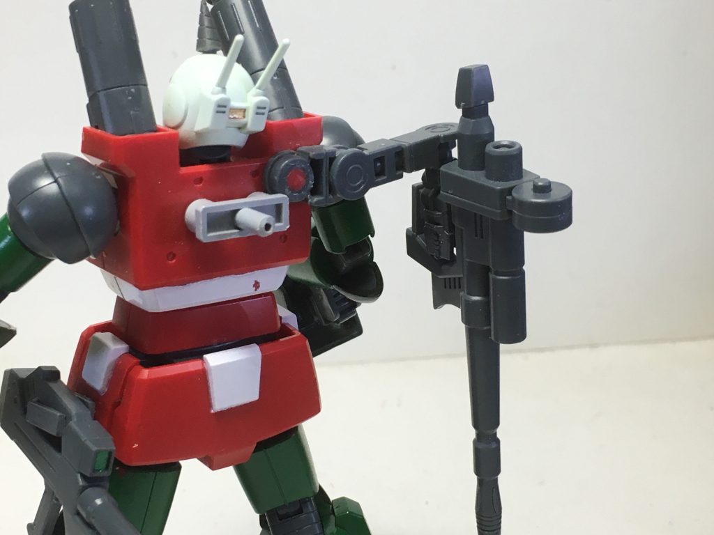 先端に繋がれたアームでビームライフルを掴み、