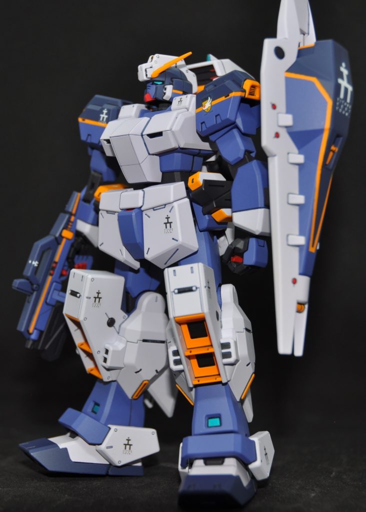 フルアーマー形態ノーマル形態の時点で四肢に白い強化パーツが追加されているので全身がアーマー化されているように見えるだけで、実はフルアーマーというには装甲箇所が少ない事で有名なフルアーマー。昨今AOZのキットは充実し、過去のおまけキットに頼る事も少なくなりましたが、このフルアーマーパーツだけは未だにおまけキットを入手せざるを得ない。ヘイズル2号機の標準装備でもあるので容易に複数確保できる環境が望ましいのですが、プレバンで販売はしてくれないかな?実はこの形態、ヘイズルでは珍しく左腕は肘を横に向けた「ザク式」の腕の向きしてるんですよね。肩に挟みこむ腕フレームは、当初は旧キットでおなじみ、穴と軸を四角くしてハメ込んでから捻る方式を想定してたのですが、一番ポーズとる事の少ない向き=横向きにの時に抜き差しできるように穴を四角くした場合、このポーズで腕がすっぽ抜けることに気づいたため、後ハメ方法を後述の方式に変更してたりします。