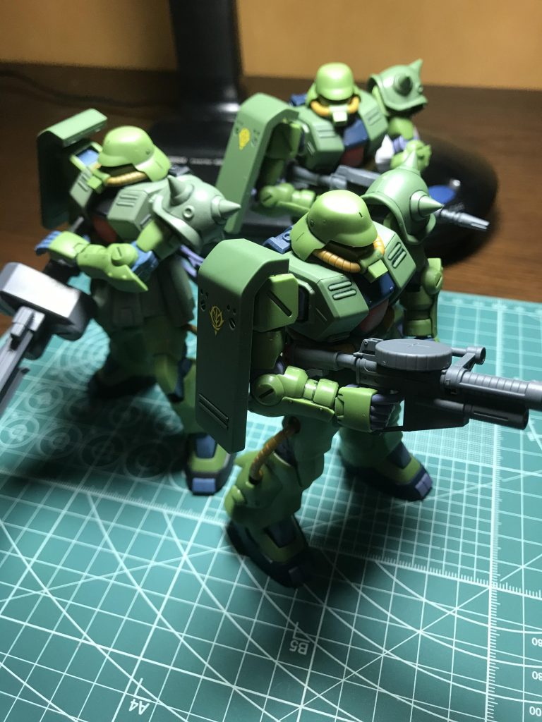 1機目は重機関銃で後の2機はザクマシンガンにしてみました。