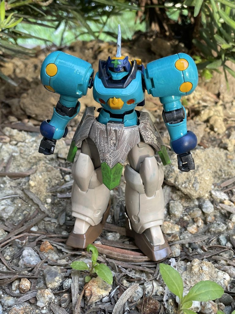 リア頭部はヘルメットをイメージして緑十字のマークを描いたけど、あまり目立ってないかも。両肩の黄色部分はライトを内蔵し、暗所の作業にも対応している。