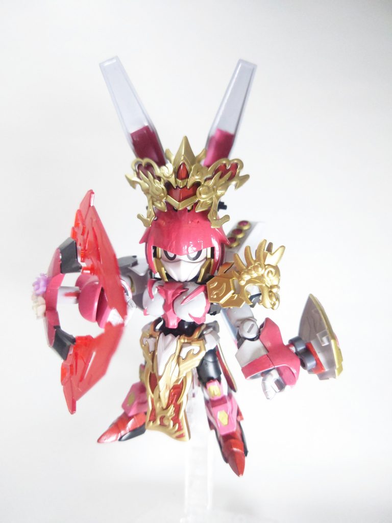 使用キット三国創傑伝・貂蝉クシャトリヤ三国創傑伝・大喬ガンダムアルテミー(小喬GNアーチャー)三国創傑伝・馬超ガンダムバルバトス三国創傑伝・典韋マスターガンダムEXスタンダード・サザビーSD・ガンダムバルバトスルプスDXBB戦士・ガンダムAGE3一部の接続に赤兎馬のジョイントと汎用ジョイントパーツを使用しました。また、今回は実験的にセリアのネイルパーツも使っています。可愛いものが多かったので、今後も色々模索していきたいですね。金や赤、ピンクをベースカラーにして可愛らしさと絢爛さを表現しました。王異は自分の衣服や装飾品を配下の兵士に褒美として配り士気を高めていたそうなので、派手目の色合いにしてみました。