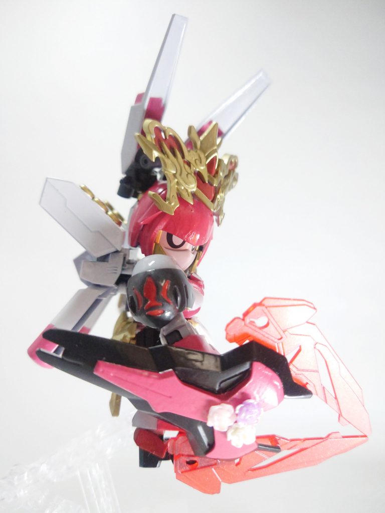 王異は、鎧を着て弓を担ぎ戦場へ赴いた歴史を持つ女性です。三国志大戦や真・三國無双で知った人もいるのではないでしょうか。涼州において夫・趙昂を支えた女傑…ですが、息子を殺されたり毒を呷って自ら命を絶とうとしても死にきれず。しかし、張魯側についた馬超と長い攻防の末勝利へと導いた影の功労者こそが王異なのです。本来は弓を使っていたとされていますが、創傑伝の世界観から近接攻撃を重視した構成にしています。故郷が同じ西涼なので、王異にも鉄華団のエンブレムが入っています。当時の仕立て職人はいきなり女性用の鎧を注文されて困惑したんじゃないかなと考え、男性パーツを組み込み鎧職人のノウハウの無さを表現してみました。