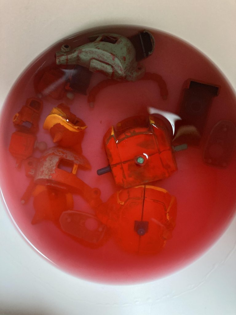 ホームセンターで買ってきた水抜き剤に漬け込み、古い塗装を柔らかくしてこそぎ落としました。