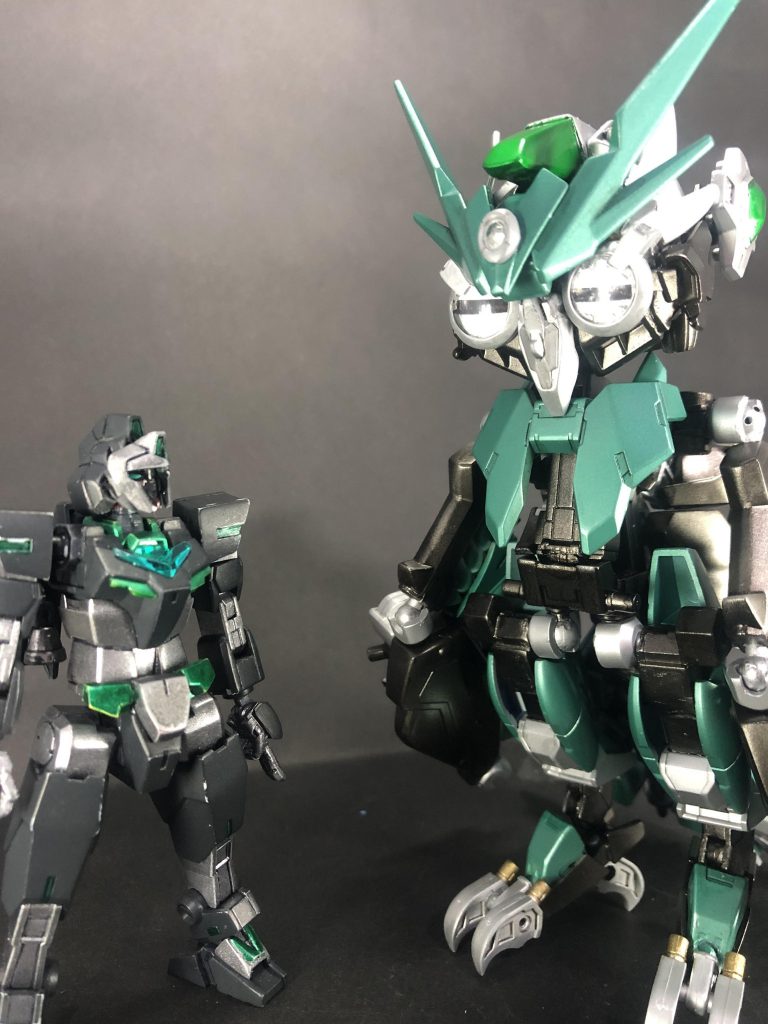 ホゥ…ホゥ…ずっと飛んでるとエネルギーが切れちゃうんで、休憩も必要だホウ。なんだっけな…たしか、せえぶもおどって言ってた…ホゥ…zzZ解説④実は燃費が悪い静音飛行、頭部の様々な機能の駆使など、ハットリの行動は大量のエネルギー消費によって成立している。長時間の活動によるエネルギー切れを防ぐ為、また頭部への負荷を軽減する為、「セーブモード」と呼ばれる状態に入る事がある。これも頭部に搭載された機能の一つで、ハットリの意思とは無関係に発動する。人間で言えば、眠気に襲われるような状態である。強力な機能を持つハットリだが、長期戦には向かないという弱点もあるのだ。