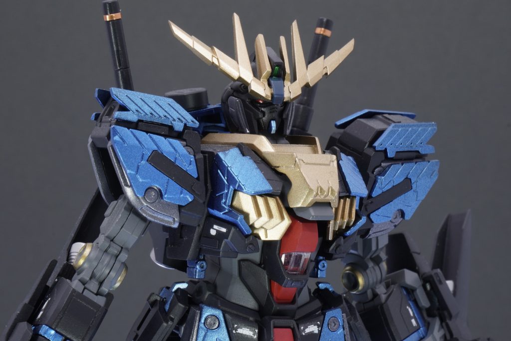 アンテナもバンシィから移植していますが、そのままだと大きすぎてバランス悪いのでカットして調整しています。