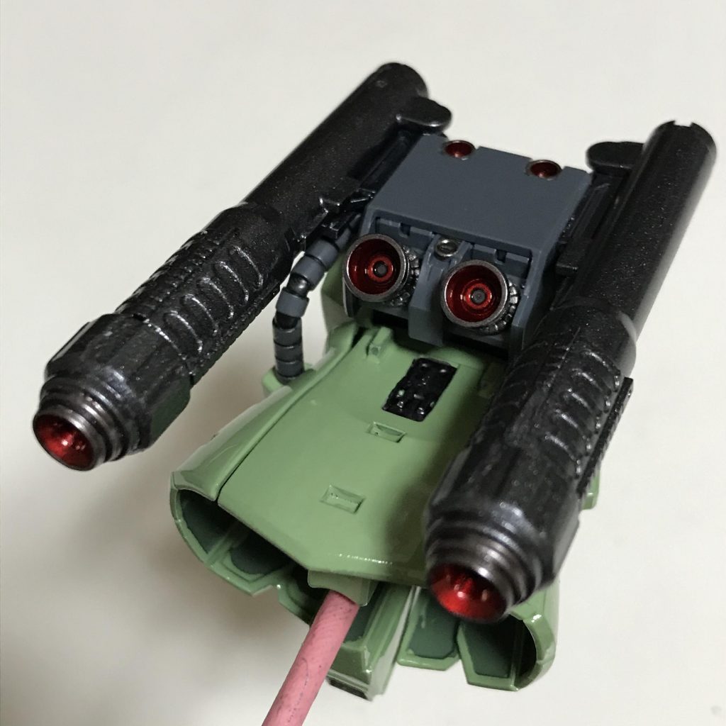 あ、いや、ロケット・ブースターがありました。ジャンク箱から発掘したユニコーンガンダムのバズーカを転用しました。いいのです。あくまでイメージ、もともとフィクションなのですから〜♪(^^)