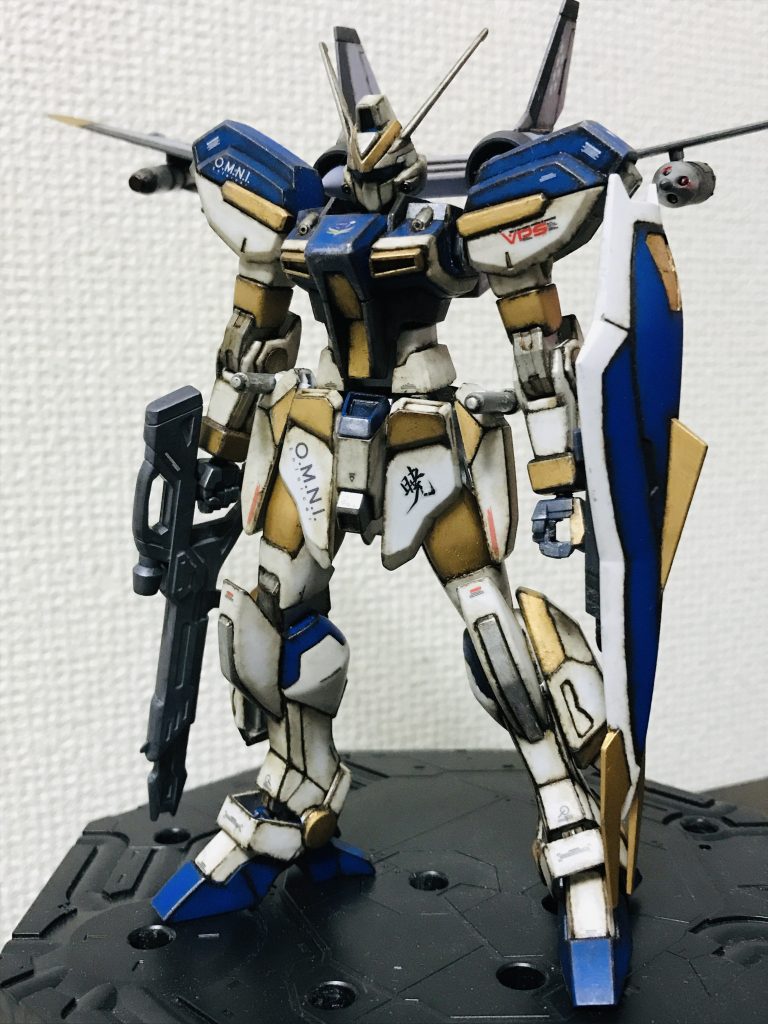 スタンディングポーズ機体の塗分けを試したいのと、ゴールドのメタルカラーが手に入ったのもあって、部分塗装を行いました。マスキングテープを使うも、所々ではみ出してしまい、なかなか上手くいかないもんだというこを体験できました。