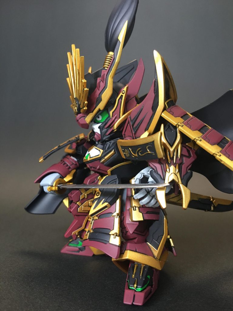 左手のおかげで抜刀、納刀ポーズもキマります。シールドはオリジナルの配色ですが、上手く馴染んでいるように思います。