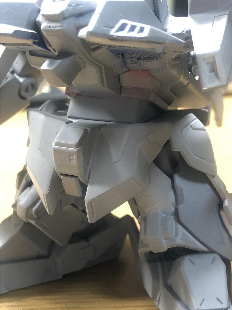 仰け反った時にできる隙間をプラ板で塞いだところです。ジオラマで海上を駆ける様子を作りたかったのでこの処理を施しました。