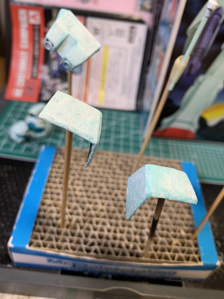アクリル絵の具での塗装筆は300円ぐらいの物、絵の具は100匀の絵の具です。白色は初め上手く色が乗らず苦戦していましたが、色を塗り重ねていくといい感じに色が載ってきました。白以外は結構簡単に絵の具が乗ったので絵の具の色の素材が影響していたのでしょうか?分かりませんが