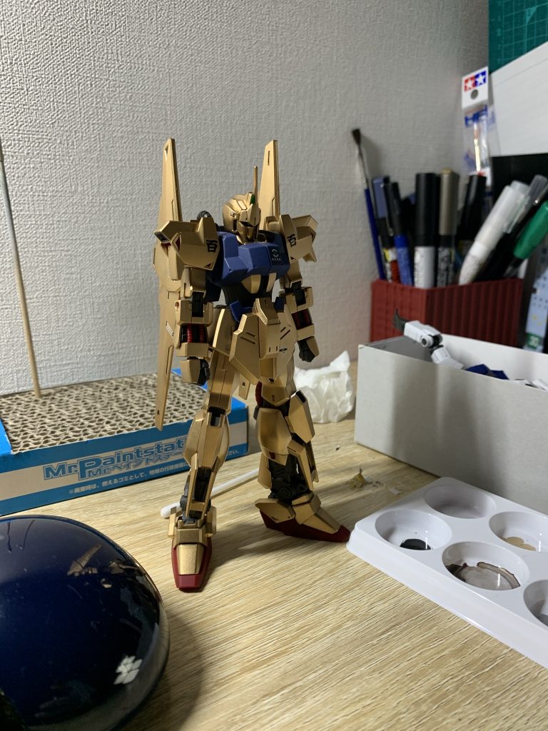 卓上でハンドパーツの到着を待つ百式です。2週間くらいこの状態でした笑。