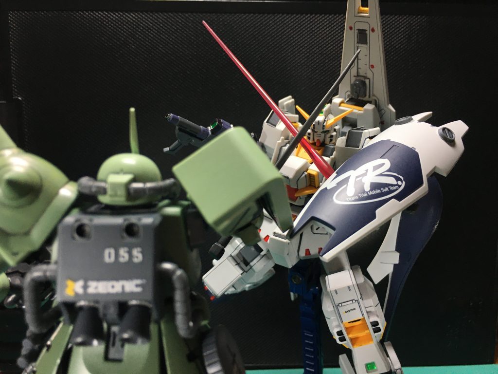 中隊長機がヘイズル・アウスラに格闘戦を挑む!