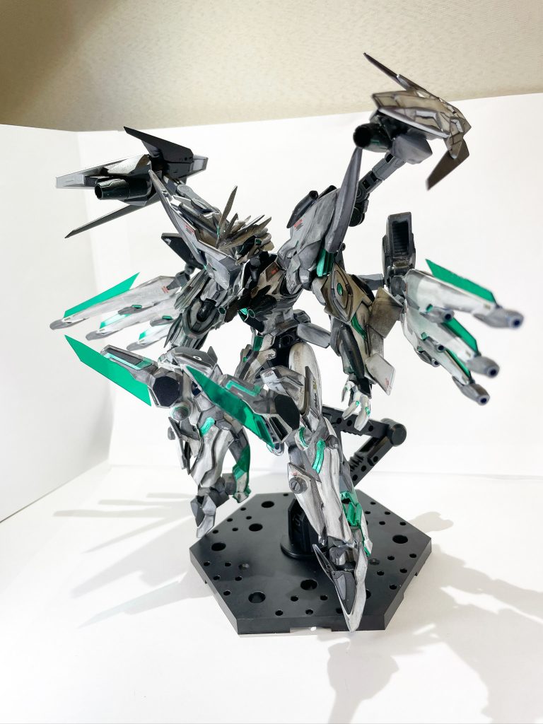 砲撃形態 イグニッションモードバインダー内蔵の大型粒子砲及び胸部3連粒子砲、GNドラグーンにGN粒子を集中させ、火力に特化した形態。こちらは逆に火力に全振りした形態なので移動速度に難がある。