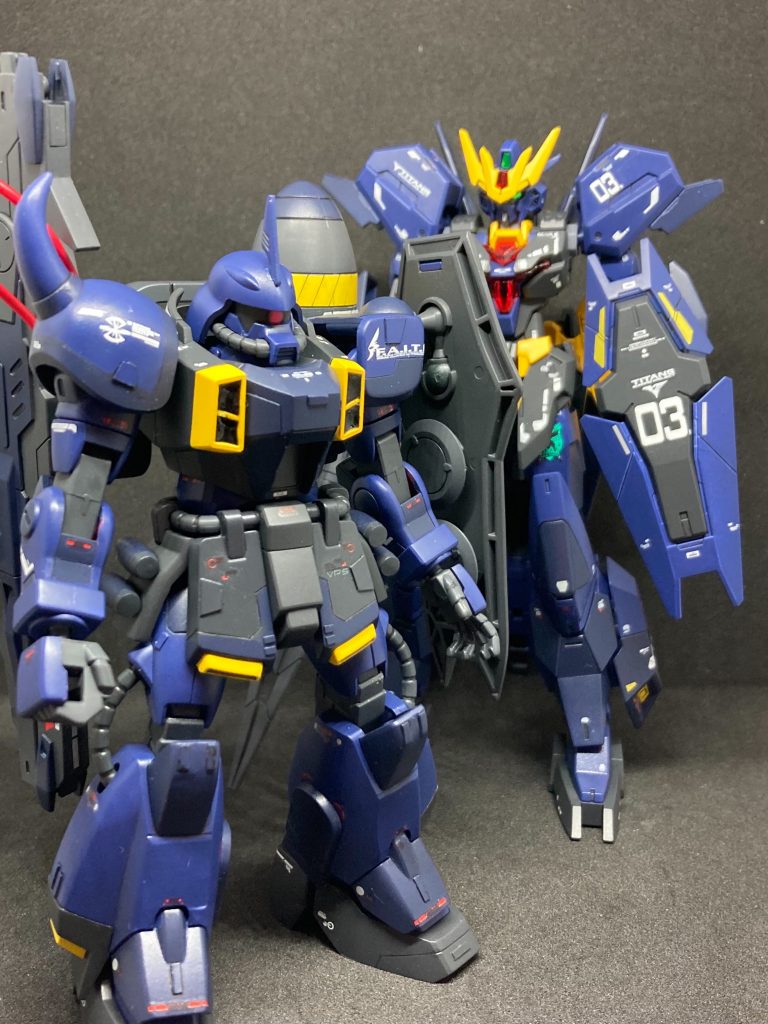 以前作ったユラベンガンダム ティターンズカラーと2ショット✨この色合いはとても良い!かっこいい!!またティターンズ塗りする機体を作っちゃうかもしれません笑最後までご覧いただきありがとうございました😊