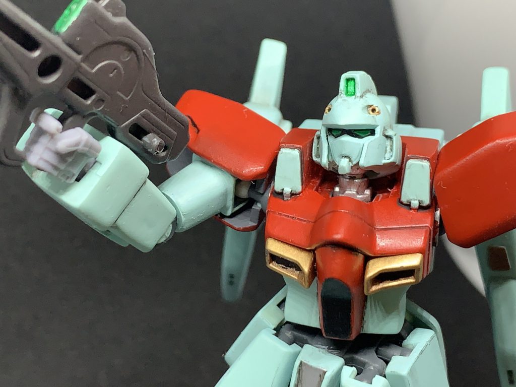 素の顔だと少々可愛らしくない。が、ちょっとマスクを奥にずらすと美人さんになる。この頃合の旧キットは抜きや金型の技術の都合が無ければ今も余裕で通じる造形な気がします。