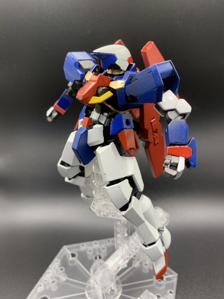 鉄血放映当時はこのグレイズって機体はなんてヘンテコなMSなんだと目にも留めてませんでしたが、なかなかいいですよね！足のデザインとか素晴らしい。