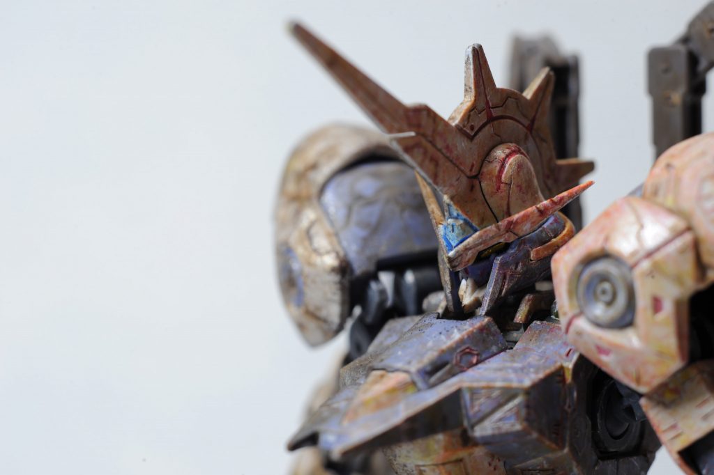 ガエリオが見ている前でアインが血まみれになっていく。「殺すことだけが、正義なのか」否定するガエリオの言葉に力はない。アインの体が足からボロボロと崩れ、首と心臓だけになる。「結果として私の心を利用し、人を機械として人外の力を得たあなたは、本当に正義なのか?」