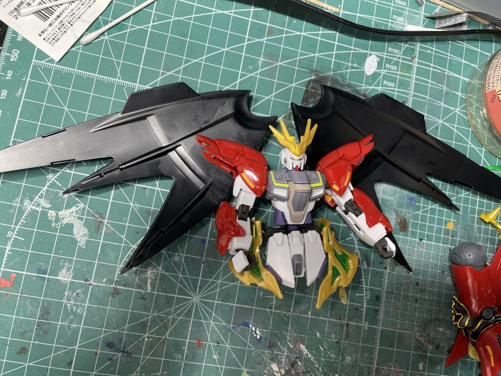 制作過程、最初期段階です。デスサイズヘルの翼を使う事は確定していましたが、なかなかパーツのすり合わせが大変でした。当初はRGシナンジュのパーツを使ってましたがボツに。