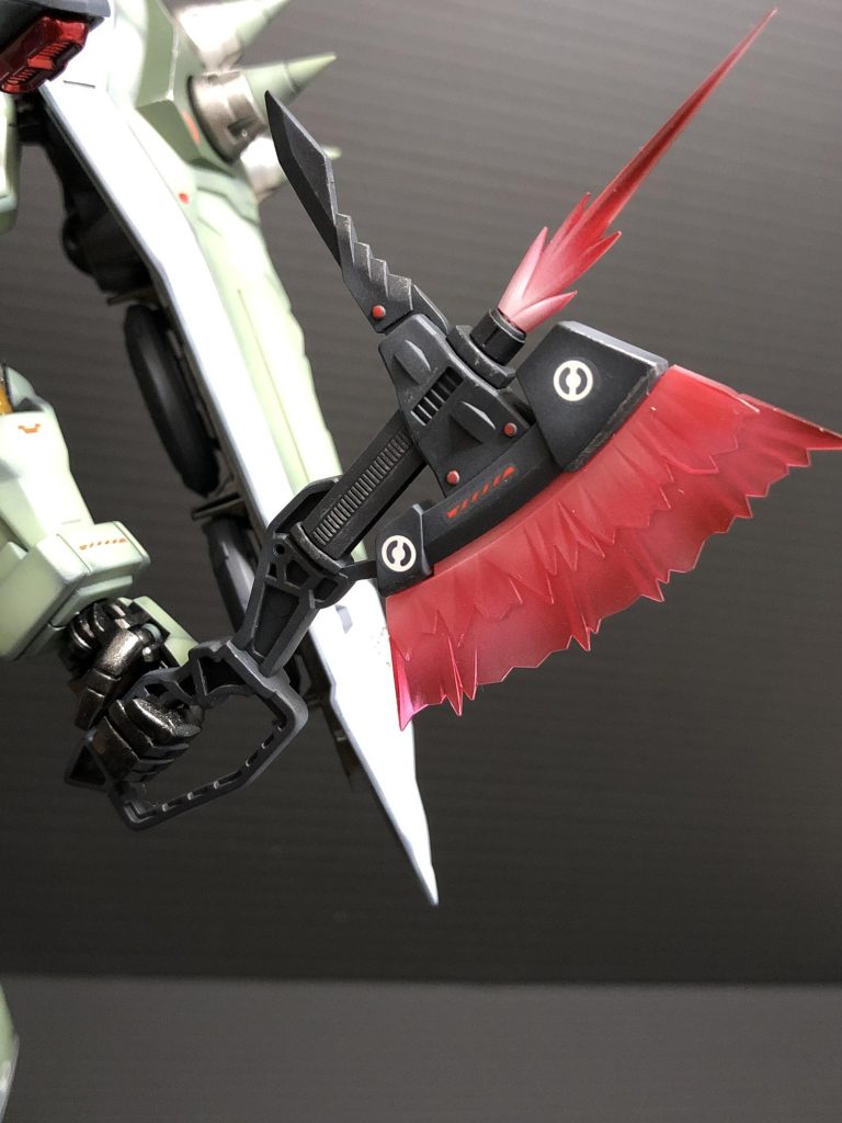 武装のクリアパーツはクリアピンク(上部)とクリアレッド(下部)に吹き付け、根本はホワイトを吹いてグラデーションをかけています。モールド部分やエッジを強調出来る様にこちらにも少しドライブラシを入れました。長々と失礼しました。最後まで読んで頂きありがとうございました🙇♂️