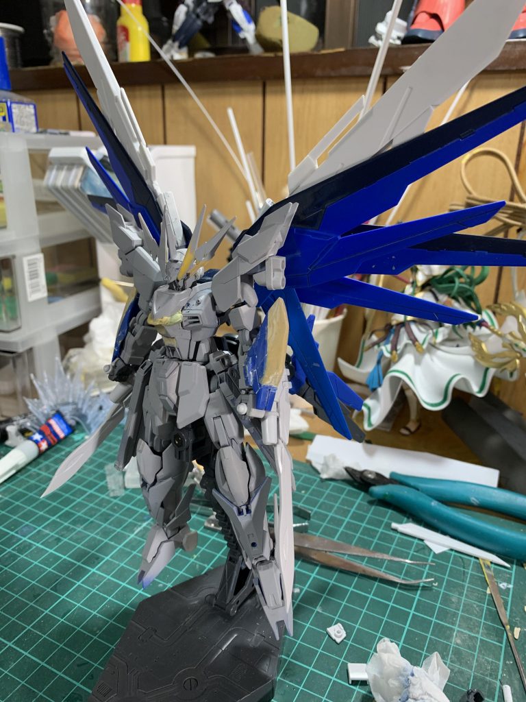 そこにフリーダムカスタムキットのパーツなどを加えサフを吹いたのが今の形です