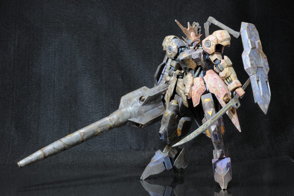 阿頼耶識システムは軍の中でも最重要機密となったことで、すべてのガンダムフレームは永久凍結されることになる。そして、400年の月日が流れた。死んだはずのアインが目を覚ますと、そこには「あの少年」がいた。アインが口を開く前に少年がアインの胸ぐらを掴む。「あんたも同罪なんだよ。ガンダムから解放されたければ、オルガみたいに前を向くしかない」少年はアインを突き飛ばす。すると、アインの後ろにキマリスヴィダールが現れてアインを両手で握りつぶした。次の瞬間、アインの意識はキマリスヴィダールの中にあった。不思議なことにパイロット無しでも機体を動かすことができる。キマリスヴィダールが暗闇の中、両腕を大きく開くと老朽化した建物の屋根はあっさりと破れた。「ここは、火星?」赤茶けた大地に青い空。アインはガンダムに囚われた己の魂を解放すべく、火星の地を踏みしめた。鉄の血と鋼の肉体で。完。以上、妄想設定でした。リライズコンもありますので、作成内容などは割愛させていただきます🙇♂️最後まで読んでいただきありがとうございました😊