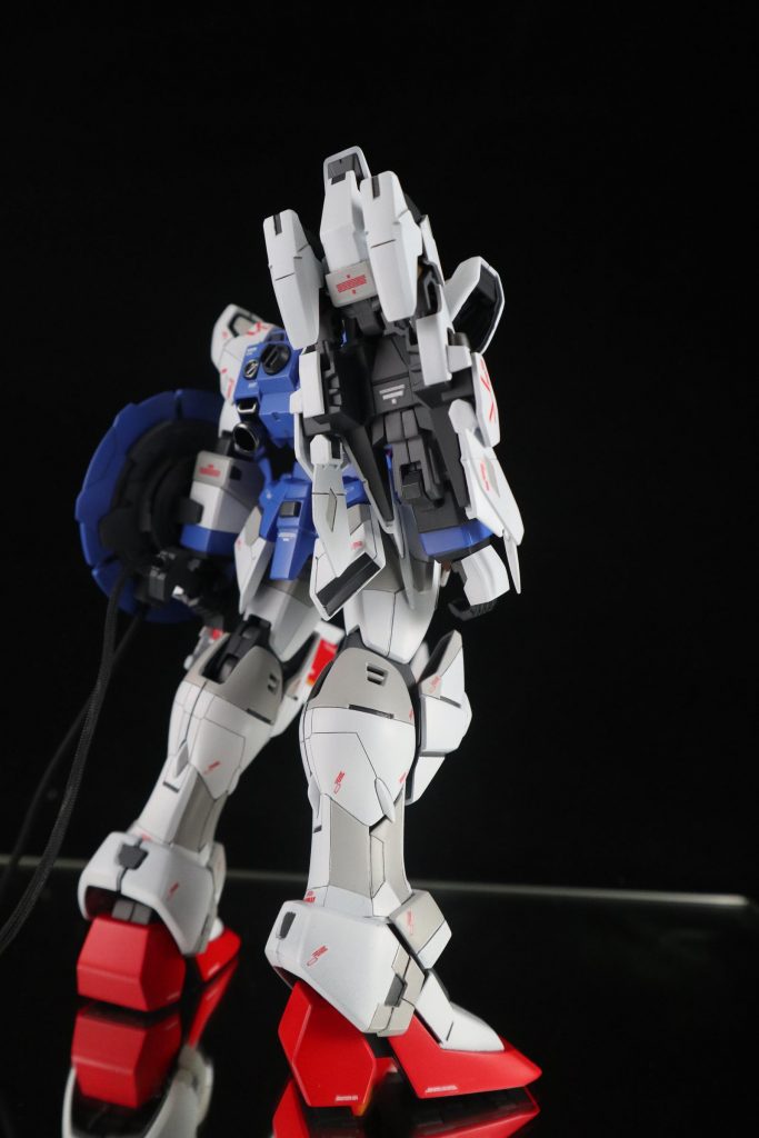 RGなどを参考にディテール入れてます。膝装甲少し浮かせたり、胴のフレーム延長してみたり。タウヤーのチューブはシワにならないように長さ調整しました。