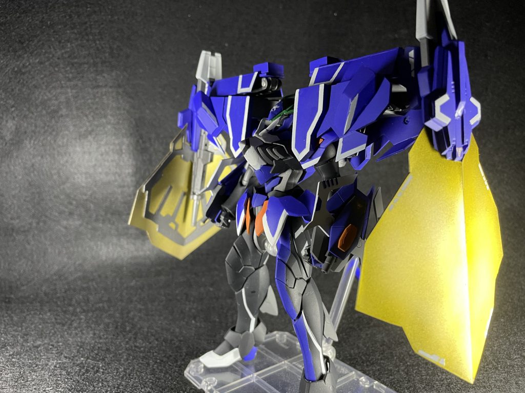 側面大型シールドですが最初は透明プラ板で作っていたのですが接着とかヤスリとかでやらかしたので普通のプラ板で作り直しました。