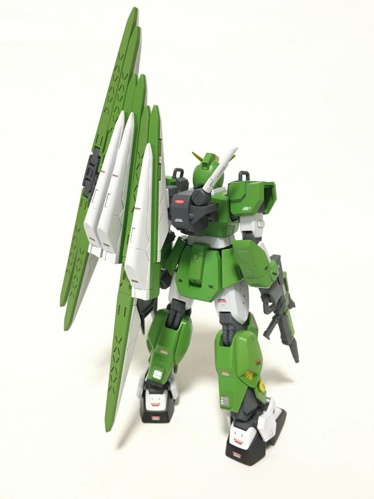 バックパックをファンネル用のものに差し替えたため、代わりに脚部にバーニアを増やしました。ファンネルを装備するには、骨太な体型の方が似合うと個人的には思うんですが、どうでしょうか？