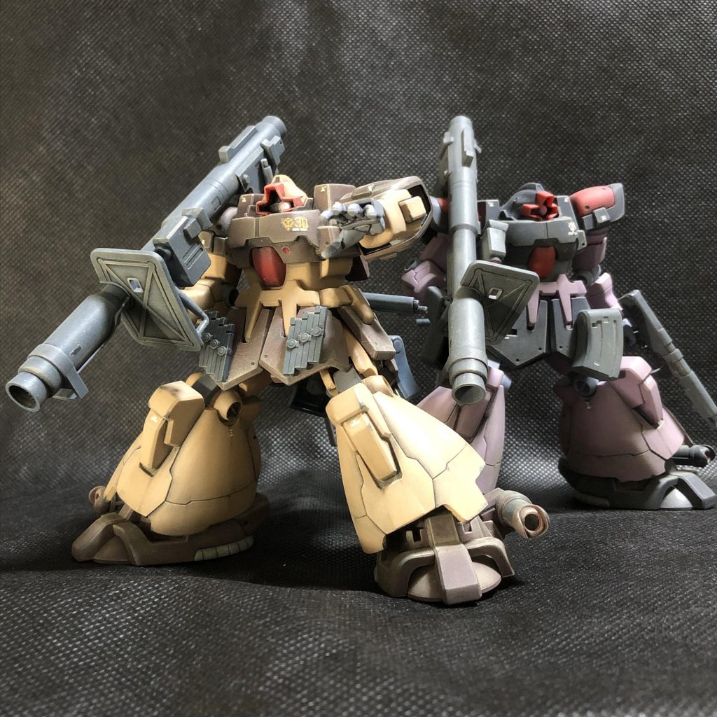 最後にドムトローペン2体並べてみました。武器がたくさん付いてるサンドブラウンも捨て難いですが、やっぱり黒い方がドムっぽくて好きです。ちなみに黒もサンドブラウンと同様の改修です。と言うかサンドブラウン版改修前の実験台だったりします・・・最後までご覧いただきありがとうございました。