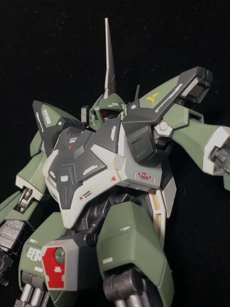 関節の機械が剥き出しデザインのせいかHGの割に細かい作りになっていてカッコいいです。