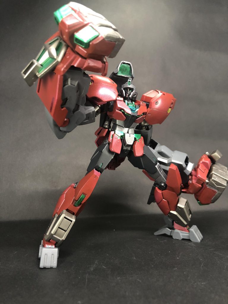 ナックルビットは腕に装着することも可能！超重量の一撃を繰り出すぞ！ サルトビ「そして恒例、俺も変形するウホッ！」ギゴガゴゴ！