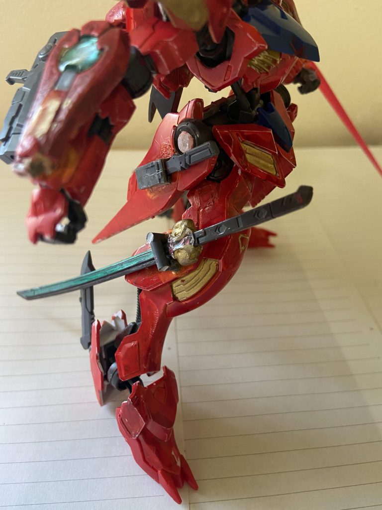 GN太刀、バルバトスの太刀を加工したもの鍔の部分にコンデンサーを取り付けており、粒子をチャージすることで粒子の斬撃を飛ばすことができるが、一度の攻撃で粒子を使い切ってしまうため、使用後は再びチャージしなければならない。