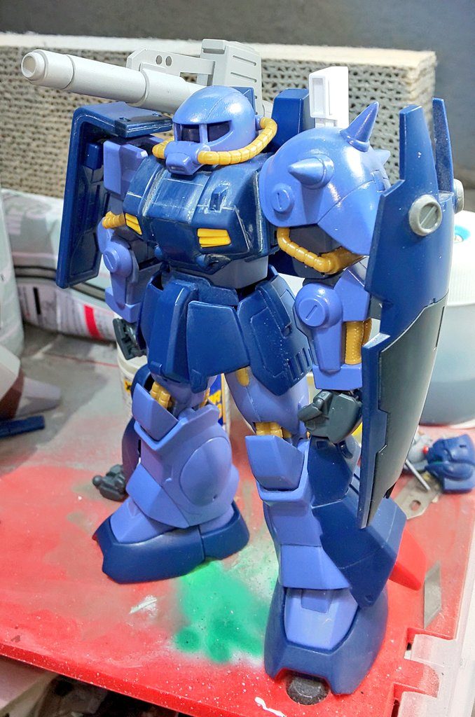 ハイザック本体は簡単フィニッシュ···と一部筆塗り。どうしても中央に繋ぎ目がくるスネや頭部、腕の一部等を筆塗りです。最後に艶消しでも吹けばわかりません。