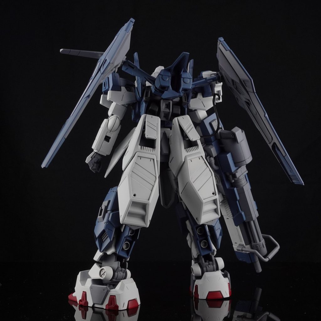 背面は結構ごてごてしています腰と背面ブースターの位置のすり合わせに苦労しました。