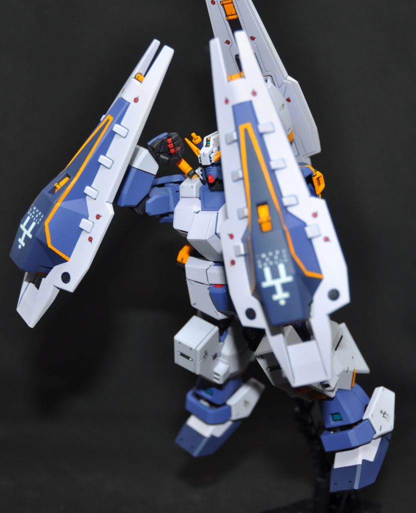 最終形態不格好で申し訳ないです。何分パーツを付けてハメてしてるだけで怖いのに、タイトな可動域調整してグリップ握らせて~とか怖すぎてとてもとても…実は腕はグリップにそっと添えてるだけです(笑)