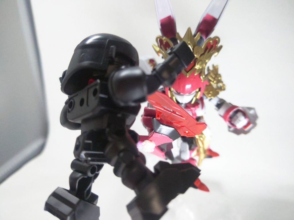 戦闘状態のイメージで1枚撮ってみました。相手の首元めがけて刃を差し込み、一撃で仕留めるイメージです。近年では女傑と呼ばれる事が多いところから、パワータイプ感と女性らしさを両立させるようにしました。可愛さと強さを同時に持たせるモチーフとして、ウサギとボーパルラビット(?)のイメージを盛り込んでみました。ウサギは仙女のお使いだったり神そのものだったり、あるいは自己犠牲・滅私奉公の象徴ともされています。自分の身を呈して娘を守り抜き、彼女の無事を見届けて毒を呷ったともされる王異と重なる部分が多く、モチーフとしてウサギを据えています。ボーパルラビットは、もうおわかりでしょう?