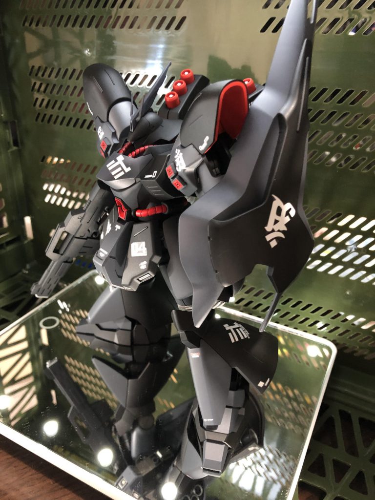 黒いサザビー–3枚目/制作者：真樹京介