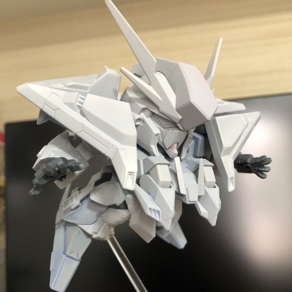 サフを吹いた時点です。腕関節に切り込みを入れて、腕も広く可動出来る様に加工しています。キービジュアルのクスィーガンダムのポーズに近づいたかな…後からSDトライバーニングのハンドパーツを付けました。先人の方の作品を参考にさせて頂きました。