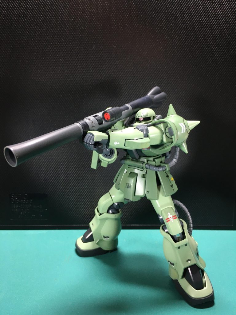HGUCの量産型ザクやORIGIN版には付くのにF2型には付属しないので、システムウェポン009のザク・バズーカを用意。009のバズーカはORIGIN用にデザインされたものですが、問題なく似合います。