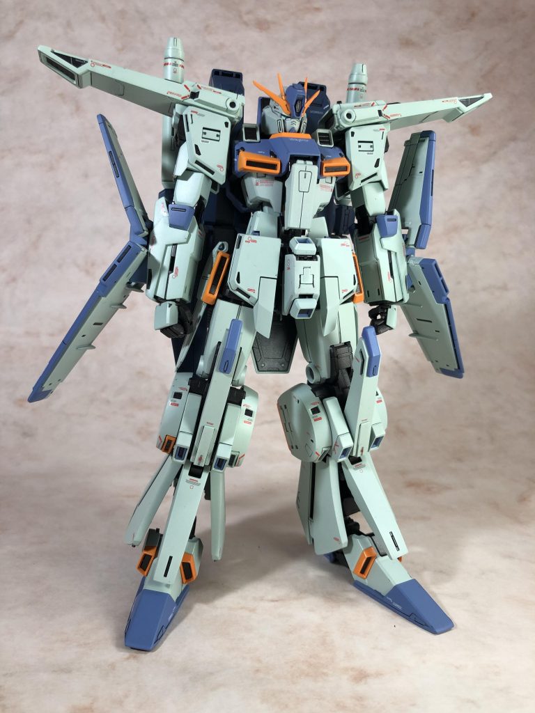 中の人カラバリ①濃いグレーの機体色をジムの白部分の様な色に塗り替えたので、白いキットのコーションデカールが使えず、ダブルゼータver.kaのデカールやハイキューパーツ、ベルテクスのデカールを使い、それらしく。足首にワッシャーを3枚挟み、若干足長に。