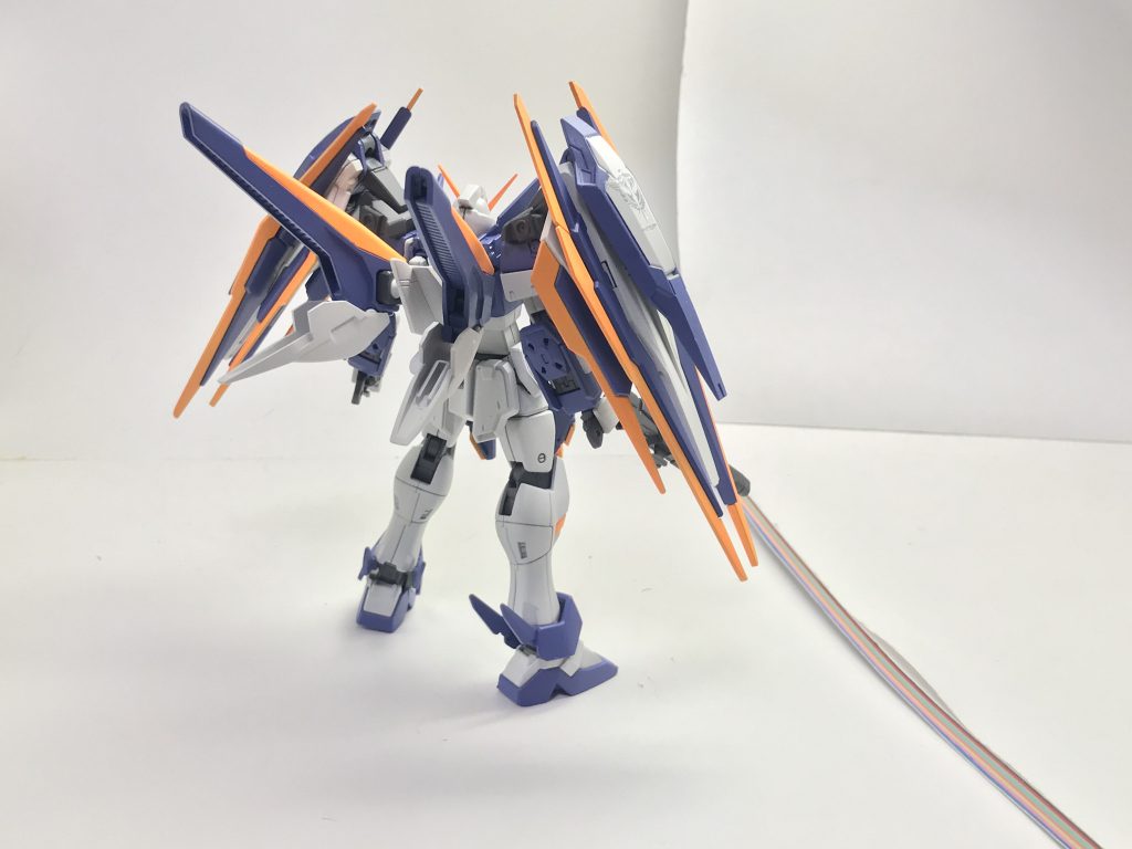 背面。原型機の特徴であったX字のスラスターはミノフスキードライブに置き換えられており、「光の翼」を出力することも可能である。