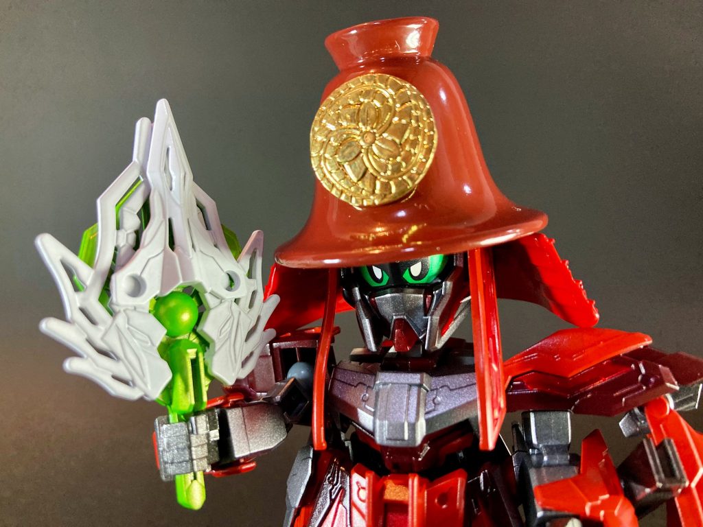 信長ガンダムエピオンに付属の名刀・へし切長谷部は、一説によると信長から黒田官兵衛に与えられた(異説に豊臣秀吉から官兵衛の子・長政へ)との来歴を持つので、そのまま使用させて頂きました。軍師扇は諸葛亮フリーダムのパーツ流用で、黒田官兵衛=デスティニーなら竹中半兵衛=フリーダムはアリかなと、半兵衛ガンダムの構想はまだ具体的にはありませんが、如水ガンダムのパーソナル配色とは全く異なる爽やかなライトグリーンで半兵衛感を演出致しました。