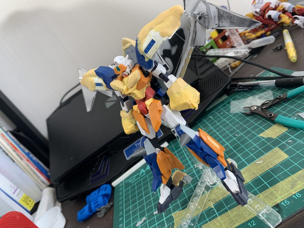 さらに脚部をドリルガオーの形に近づけて、色々なところをパテで整形していきました。肩のライナーガオーと胸部の装甲は最終的にボツになってしまいました。(><)