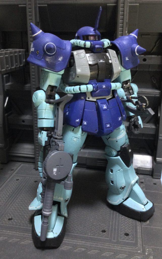 ノーマルなザク2のパーソナルカラー機体を作りたかったのですが意外とバリエーションが少なくて、シャア・ガルマ・ドズル専ぐらいしか知ってる機体はありませんでした。リサーチしていて目に留まったのがこのエミコ・ジェラード専用機。「誰だよ」ってのは置いといて、エミコのザクは両肩スパイクとカスタム形状のブレードアンテナ(だけ)が特長。