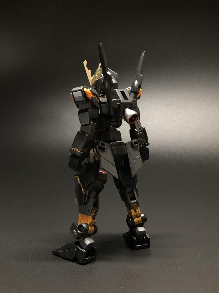 機体性能を高めるため、各所にサイコフレームが取り入れられた。ナラティブガンダムのように外付けでもその特性を発揮出来るのであるからには、何もここまで彫り込むことはなかったであろう。開発者の偏執ぶりが窺える。チャームポイントはルーズソックス状の脛部サイコフレームである。