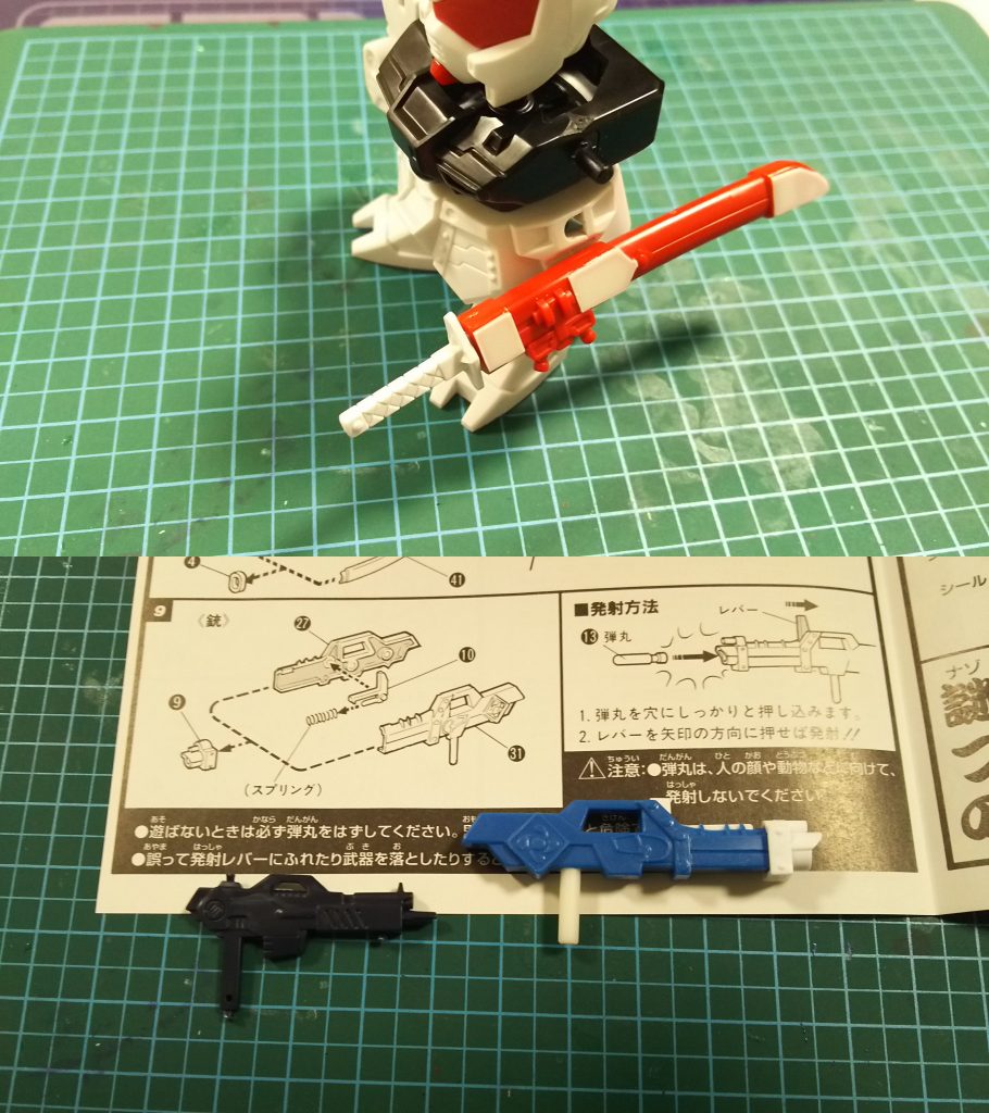 腰側面にある謎の3mm穴は、価格の都合からやむなくキットから省略した刀を追加せよとの開発氏からのメッセージと思いきや、鞘が肩鎧に思いっきり干渉してしまったので下方に穴をあけ直し、元の穴は3mmディテールパーツで埋めています。烈火武者の烈火刀を仁宇の刀とすべく、原型の十字星型から楕円型を目指して削り込みました。仁宇のタネガシマはνガンダムのライフルによく似ているので先述のνガンダムのライフルから改造しようと考えるも、思いの外小さかったのでムシャνガンダム(実は疾風の仁宇)のタネガシマを用いることに。持ち軸の径を変更するついでに位置も後方に移動しています。