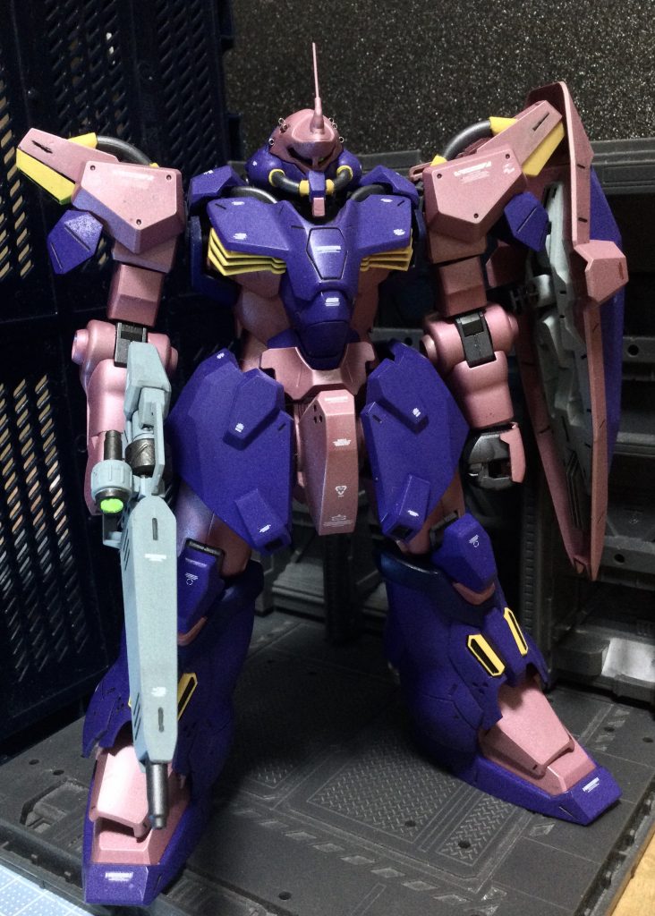 ピンクの部分はメタリックレッドで怪しげな雰囲気を演出しています。