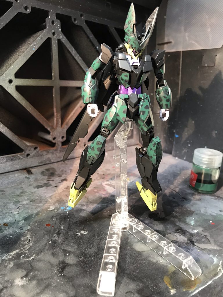 出来上がった状態で組むと、緑が濃すぎる気がして、塗り直そうかと思いましたが、これはこれで禍々しくもあり、強キャラ感が出ていいか、と自分を納得させました。